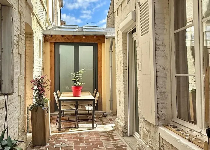 Albertine - Beautiful Family With Exterior